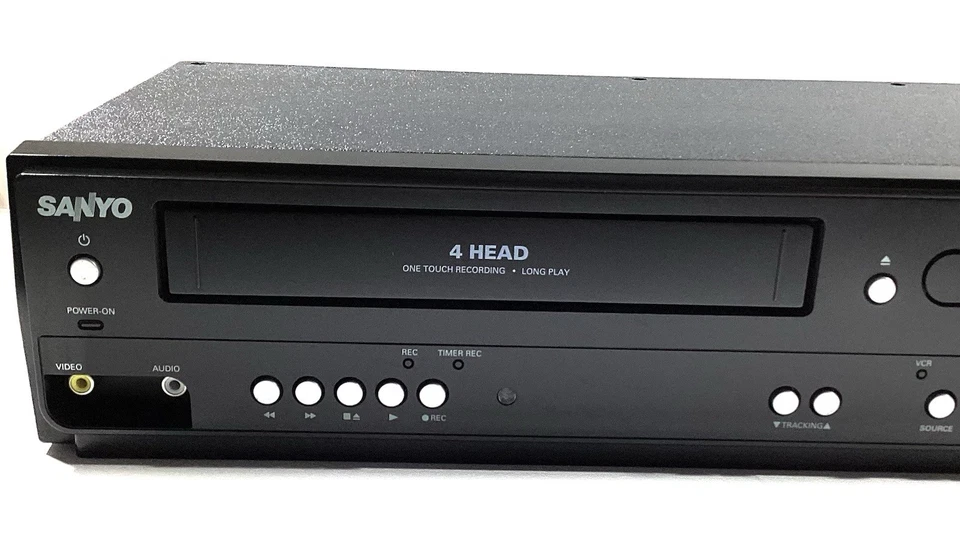 Combo reproductor de DVD Sanyo FWDV225F VCR *REPRODUCTOR DE DVD FUNCIONA VCR NO* Se vende como está Foto 2 de 4