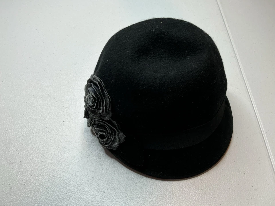 Sombrero para mujer Nine West 100 % lana negro detalle floral Foto 2 de 4