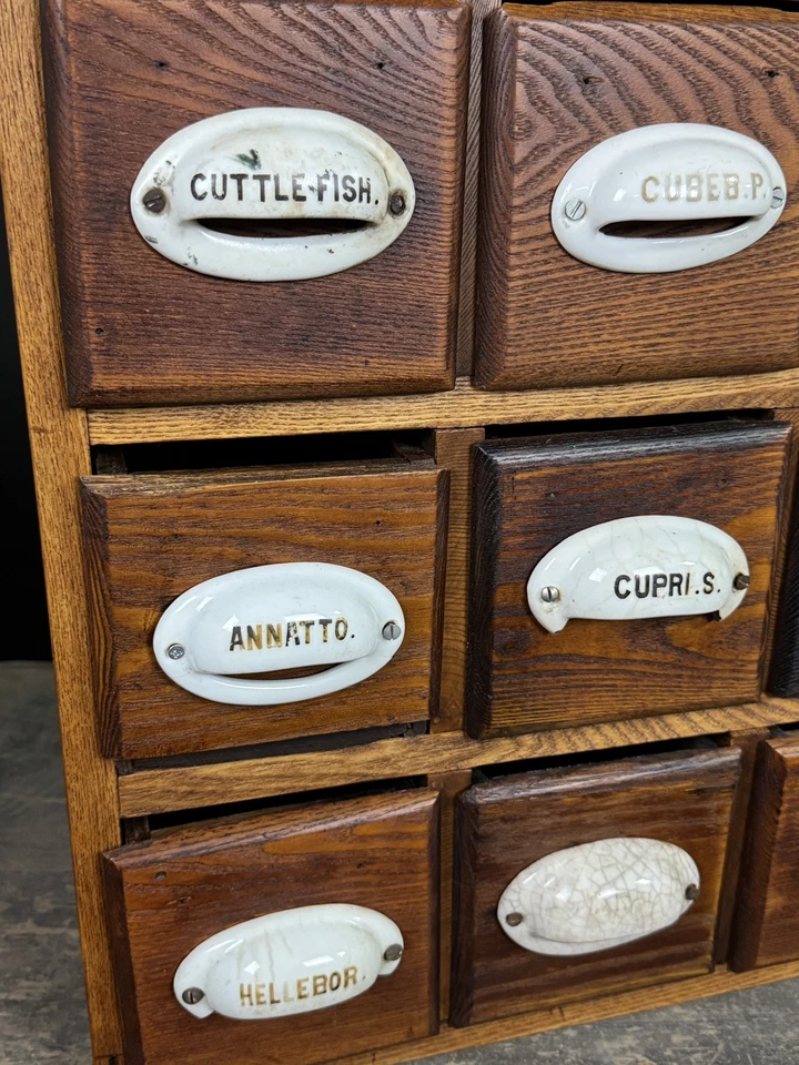 Gabinete boticario CB1 antiguo de madera primitiva con 12 cajones porcelana estampada Foto 3 de 4