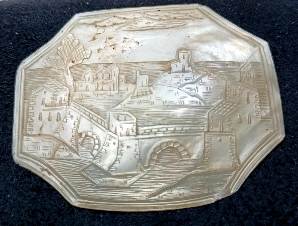 madreperla antica placca ottagonale scolpita a mano - Immagine 2 di 4