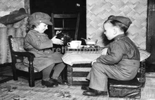 WW2 PICTURE PHOTO US KIDS PLAYING 6948