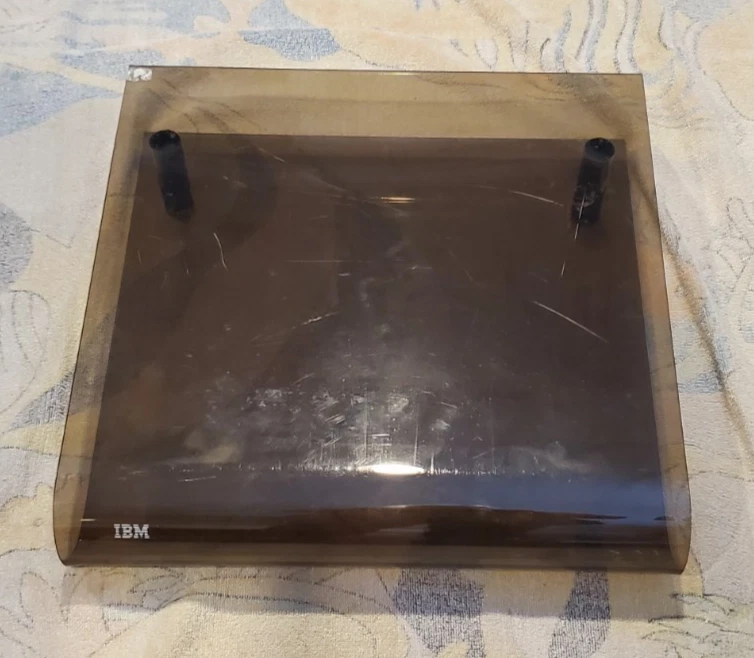 Suporte para impressora de acrílico marrom esfumaçado IBM vintage década de 1980 fabricante de equipamento original 16” x 16” - Imagem 4 de 4