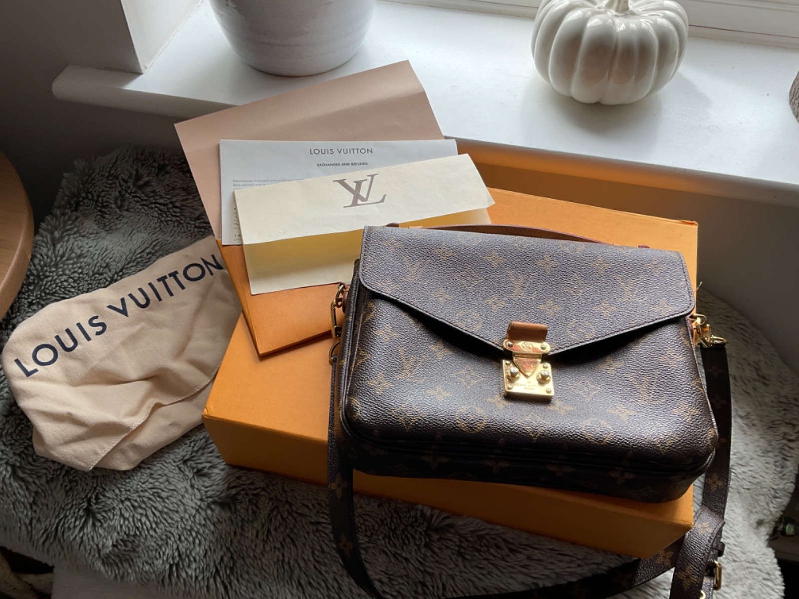 Louis vuitton pochette metis bag only used few times box dust bag and reciept