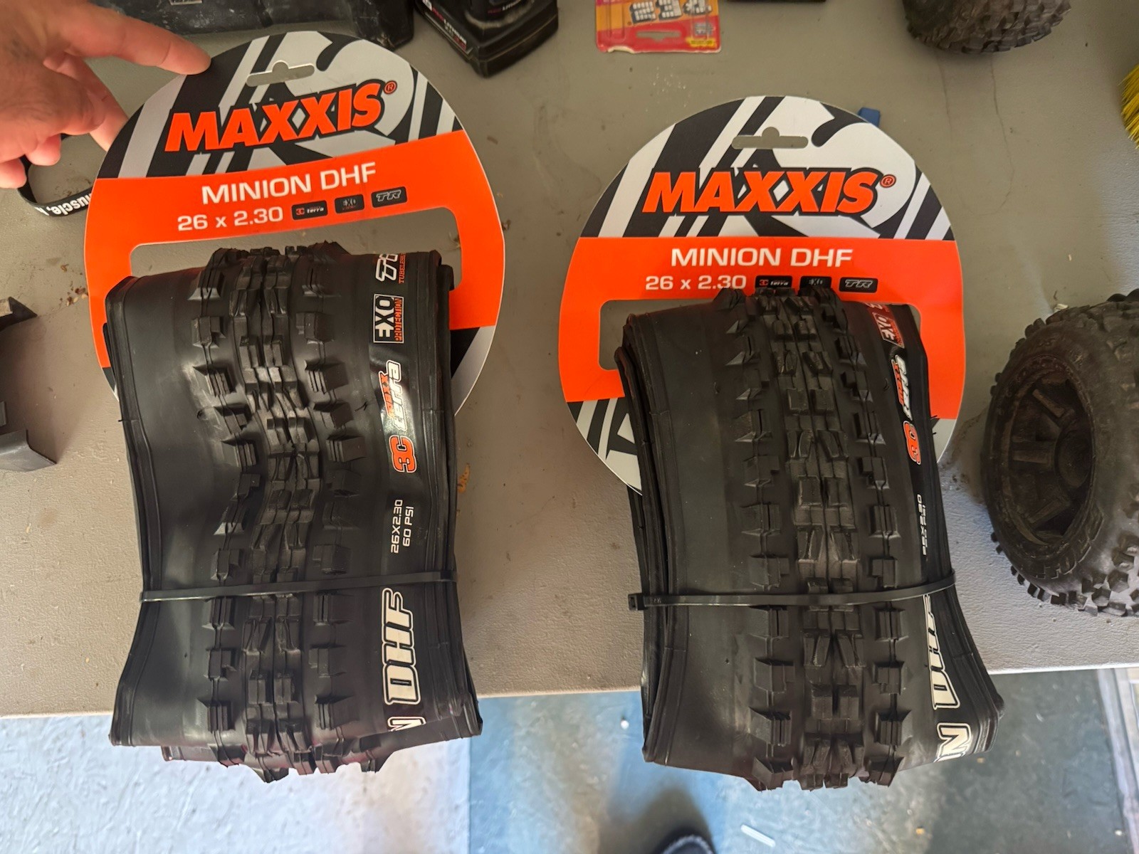 2 Maxxis Minion Dhf Mountain Downhill Bike Tires 26x2.50WT