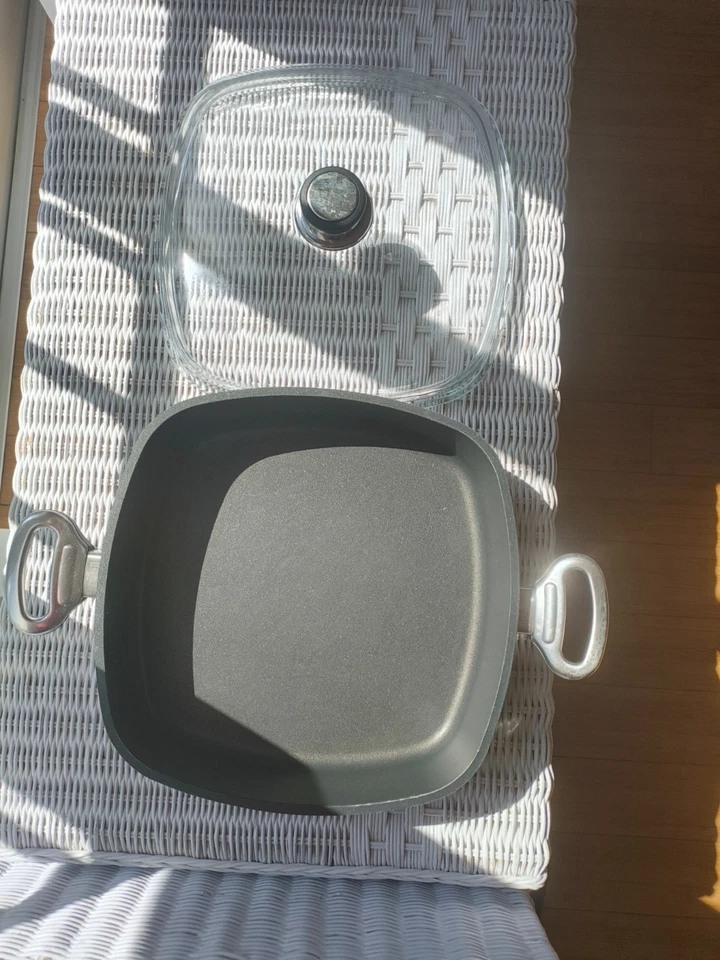 B.A.F Kasserolle 28 cm x 28 cm mit Glasdeckel nur einmal benutzt - Bild 2 von 2