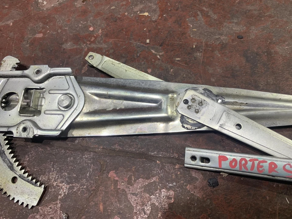 MECCANISMO ALZAVETRO ANT. SX PER PIAGGIO Porter Furgonato (93>) - Immagine 2 di 4