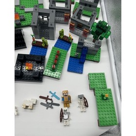 LEGO Minecraft: The Fortress 21127 Near Complete Set + Instructions 98% Complete