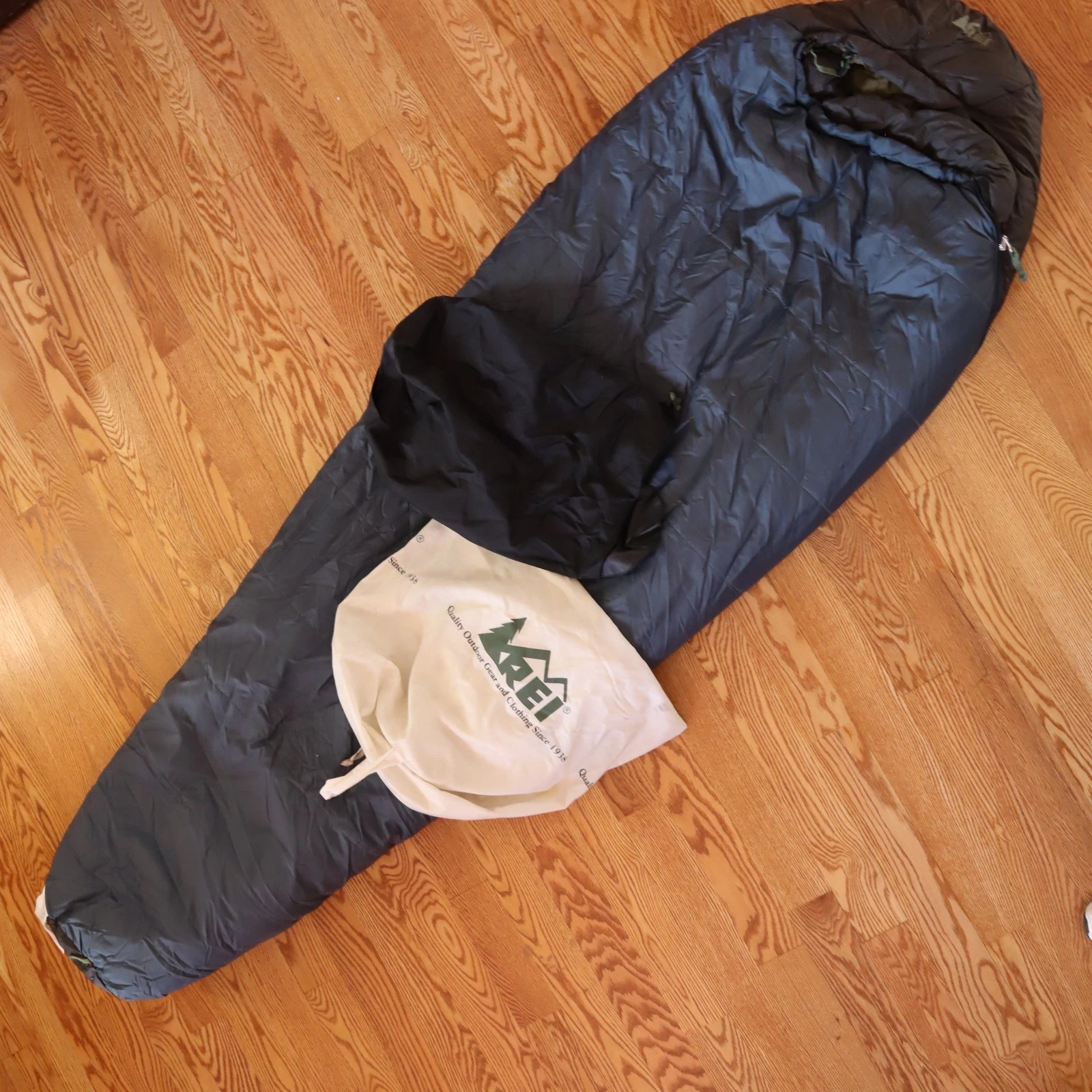 REI Polar Pod 20F Mummy Sleeping Bag Blue/Black Long 86" X 60" Left Zip 2lb 11oz
Opens in a new wind