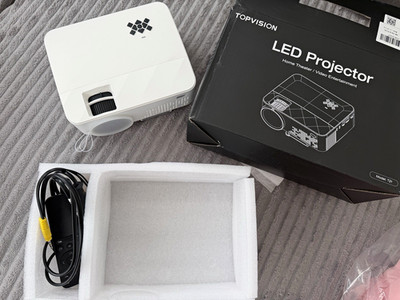 TOPVISION T21 LED Beamer 1080p FHD 16:9 5500 Lux 10000:1 HDMI USB Weiß