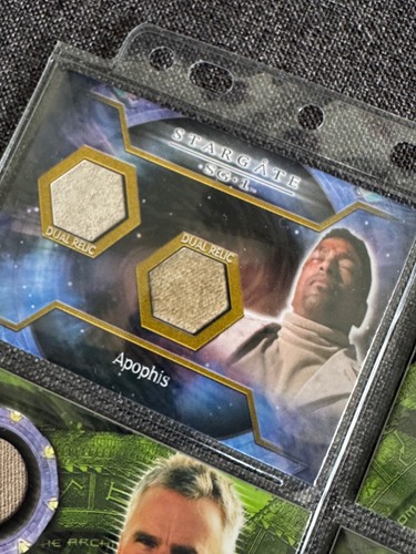 Stargate sg-1 season 8, Rittenhouse – 9 autos, 8 costumes, relic, case topper ++ - Picture 7 of 24