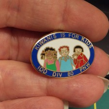 Kiwanis Pin - Kiwanis is for Kids IDD DIV 80 PNW - cute pin with 3 kids 3/4"