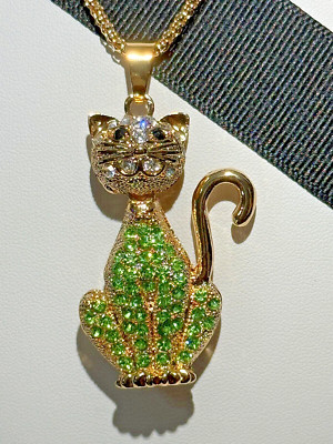 BETSEY JOHNSON ADORABLE SITTING GOLD CAT GREEN CRYSTALS MOVABLE HEAD PENDANT