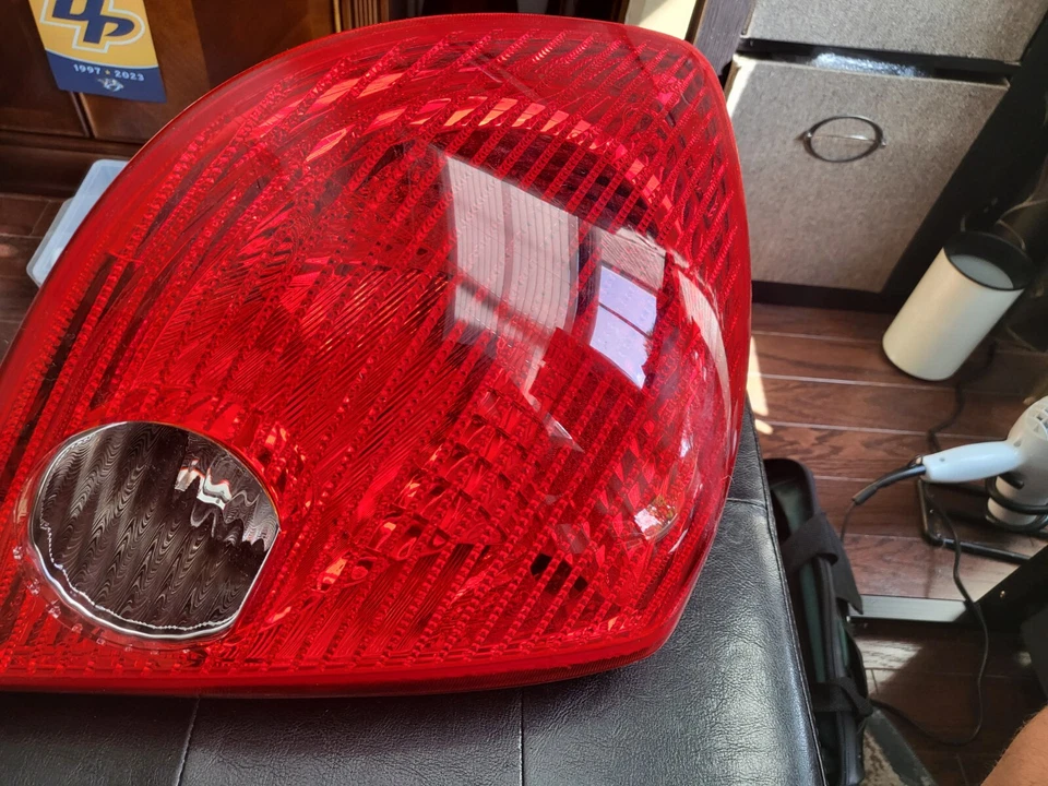 Conjunto de luces traseras TYC 11-6102-00 para 05-10 Pontiac G6 Foto 3 de 4