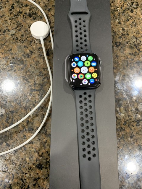 Apple Watch Series 4 Nike+ 44 mm Space Gray Aluminum Case with Anthracite/Black Nike Sport Band