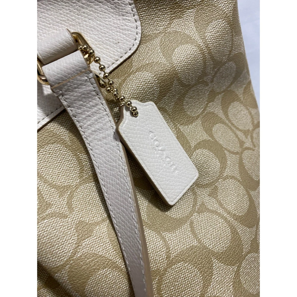 Сумка наплечная Coach бежевая фирменная холщовая и белая кожаная - элегантная и аутентичная  - Изображение 4 из 4