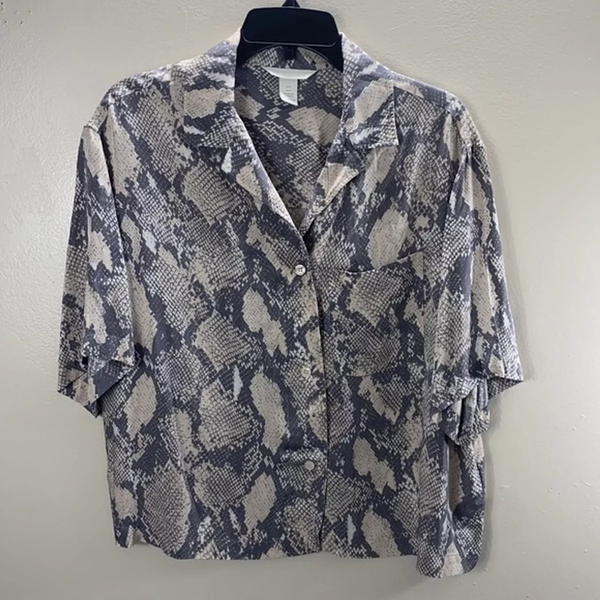 H&m snake cheap print shirt