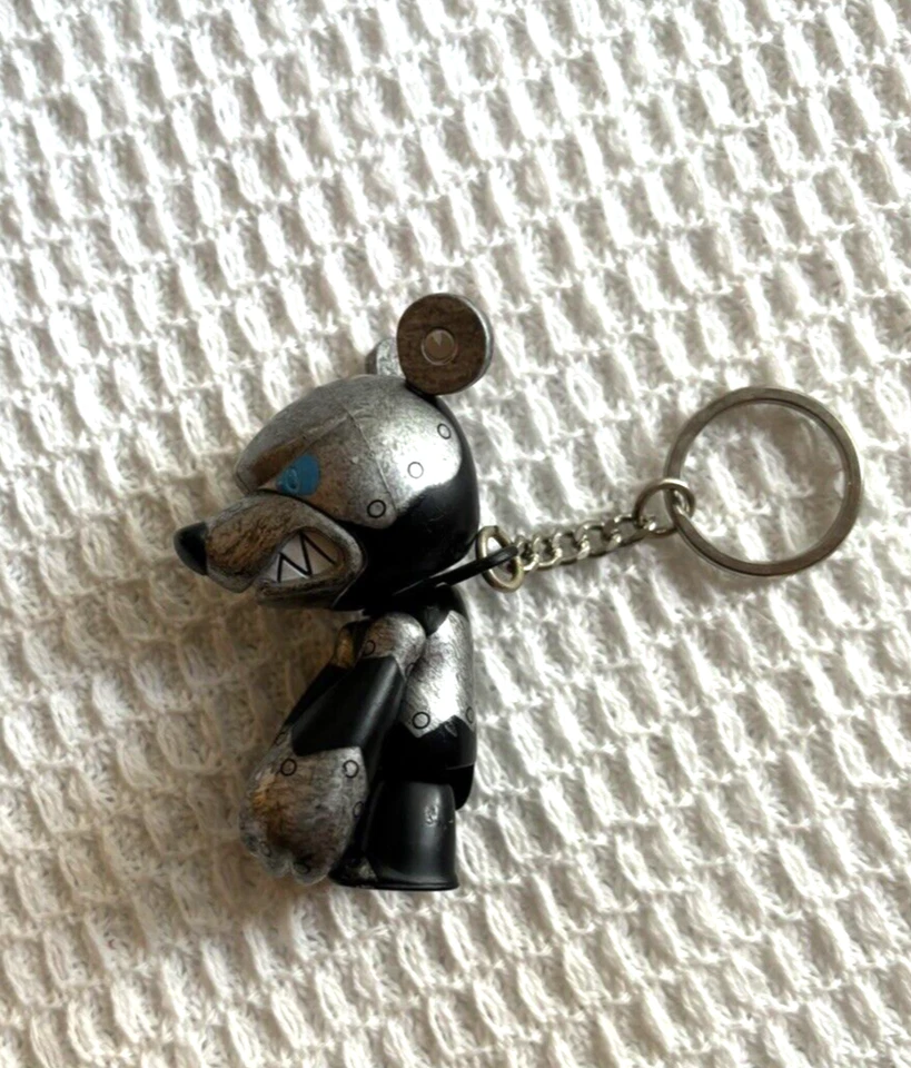 2005 Knuckle Bear Qee Key Chain Collection - prata/preto ferro olhos azuis 2" - Imagem 4 de 4