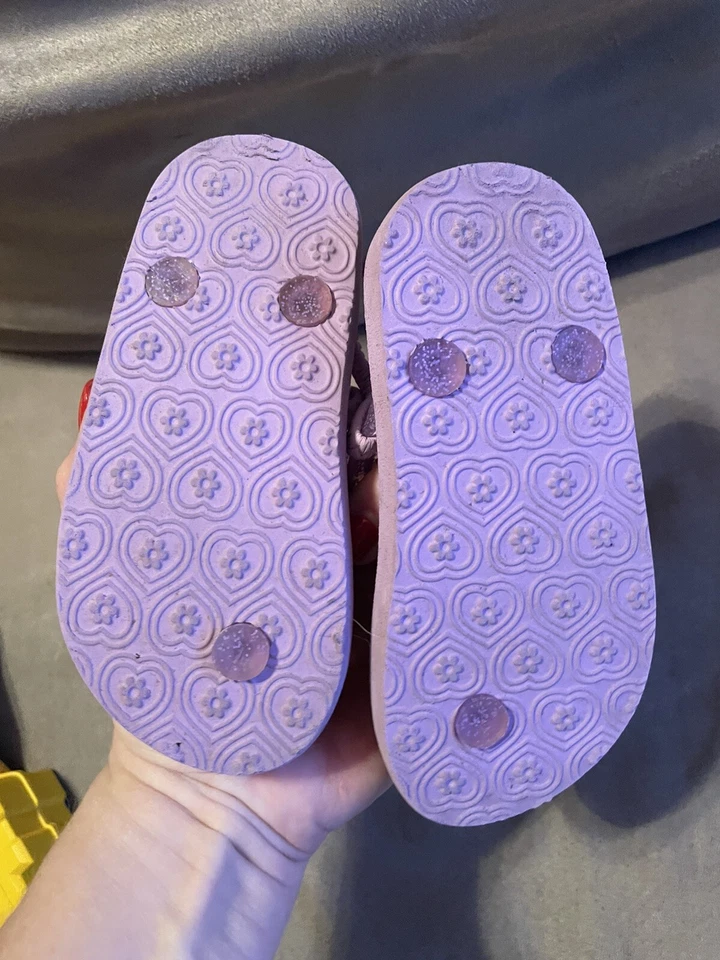 Chanclas sonrientes moradas The Childrens Place para niñas talla 8/9 Foto 2 de 3