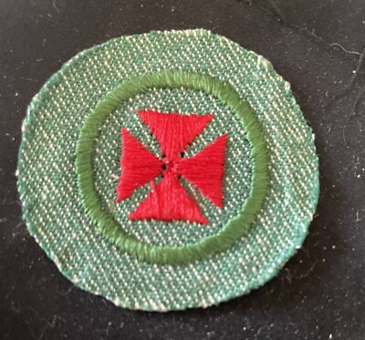 VINTAGE 1948 BMG INTERMEDIATE GIRL SCOUT FIRST AIDE BADGE-WHITE THREAD-SHIP FREE