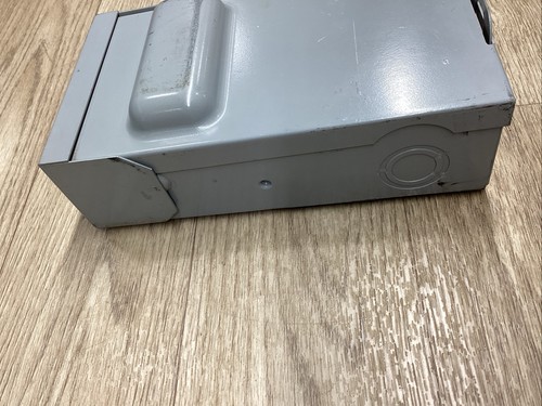 GE TF30R Fusible AC Disconnect Box 30A 240V #830N26 - Picture 4 of 8