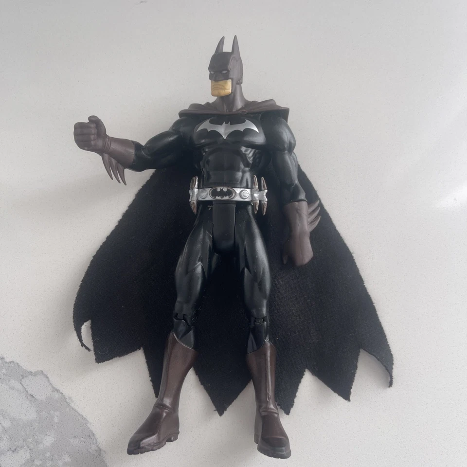 Figura Batman 6 1/2 Mattel DC Comics con capa de tela - negro/marrón/plateado   Foto 4 de 4