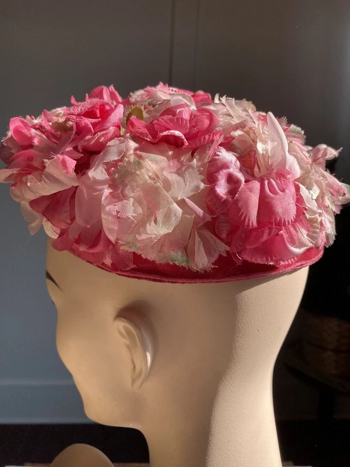 HERMOSO SOMBRERO DE COLECCIÓN AÑOS 60 CON FLORES ROSAS ROSADAS CALIENTES + TERCIOPELO Foto 3 de 4