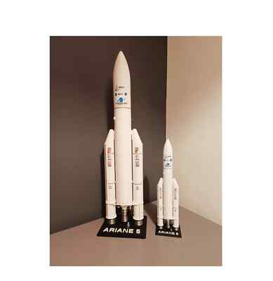 Ariane 5 ECA Vitrinenmodell mit Ständer - VA-256 James Webb Space - Maßstab 1:72