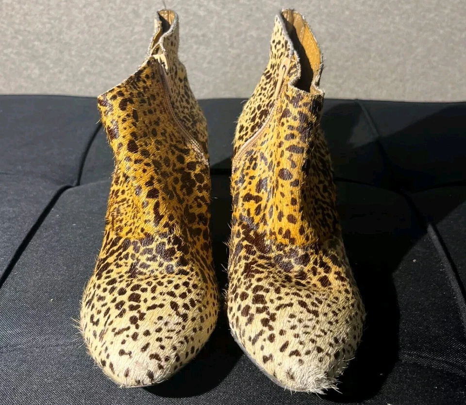 Botas de tornozelo femininas Matisse Nugent cabelo de bezerro leopardo couro tamanho 6.5 com zíper cunha - Imagem 2 de 4