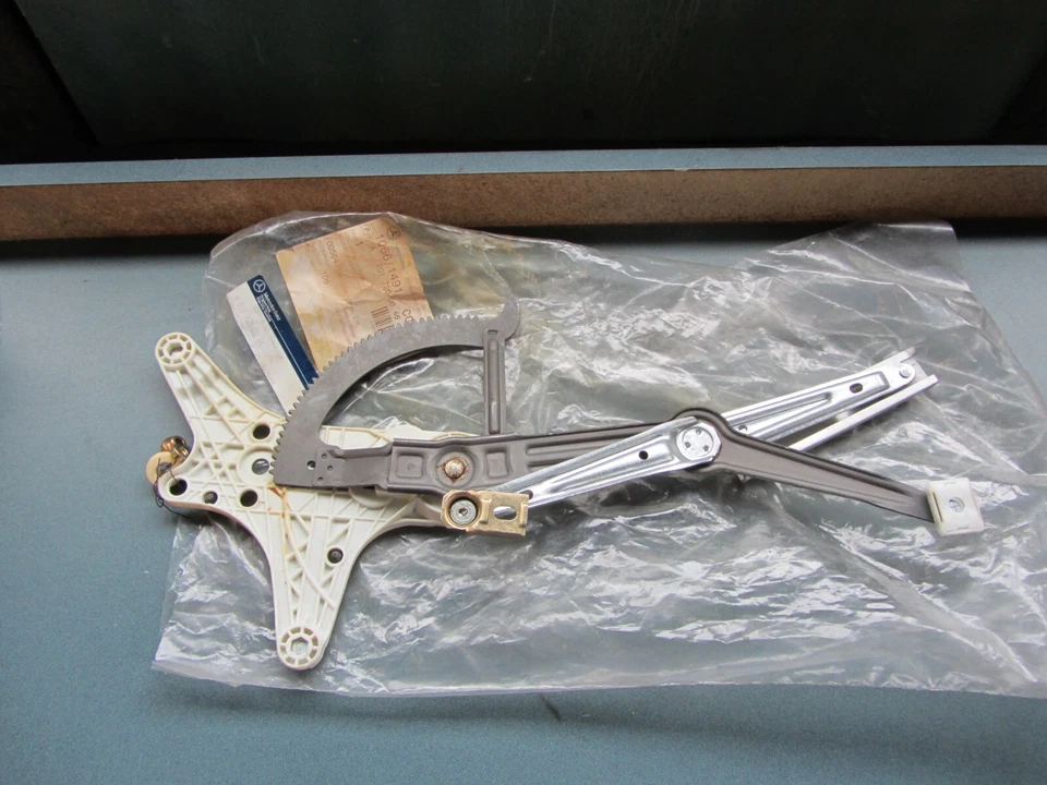 Genuine Mercedes Right Front Window Regulator, 2017200646, read notes. - Изображение 2 из 4