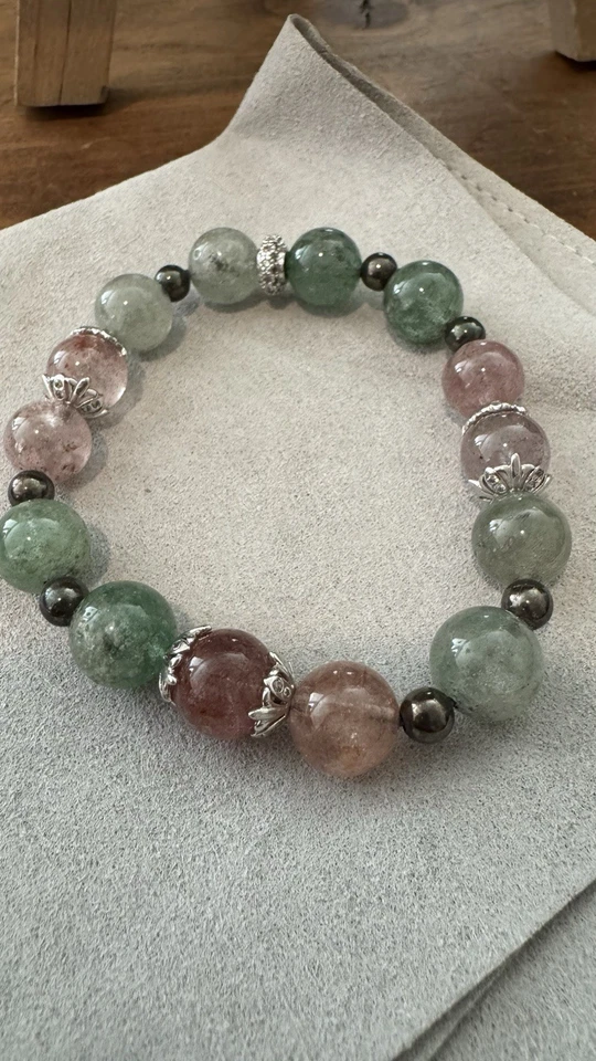 Pulsera hecha a mano de cuarzo fresa y piedras preciosas de aventurina verde con hematita Foto 2 de 4