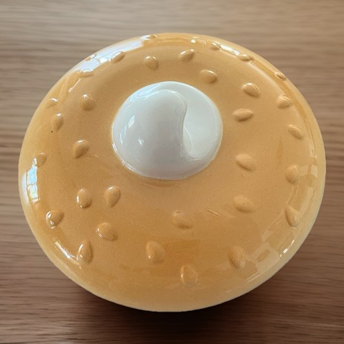Tarro de caramelo de galletas de queso crema bagel de cerámica con tapa Boston Warehouse Brunch - Imagen 3 de 6