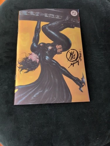 BATGIRL #17 SIGNED KYUYONG EOM VIRGIN BATMAN COA 1