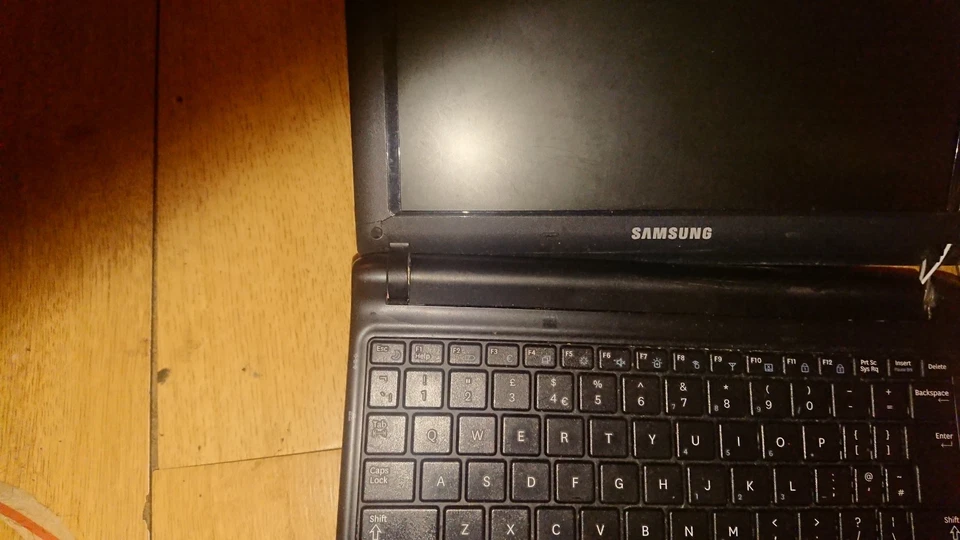 Samsung N145-Plus Netbook Mini Laptop with broken hinge - Image 3 of 3