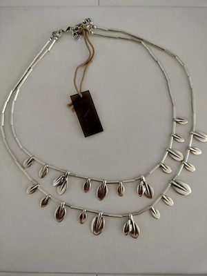 Collar de plata con diseño de hojas