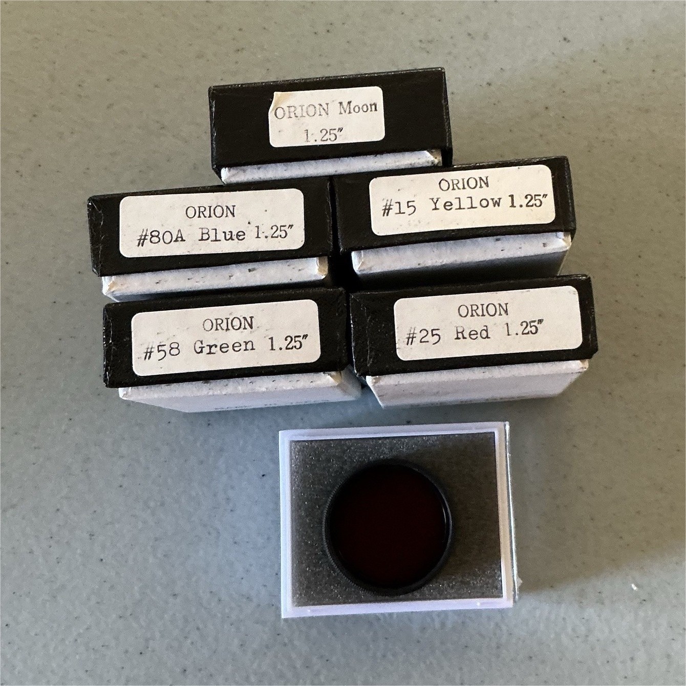 Orion 1.25 in Telescope Filter Kit Moon #80A Blue #15 Yellow
