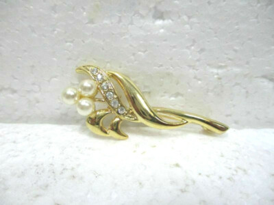 PETITE BROCHE en métal doré à décor d'une feuille