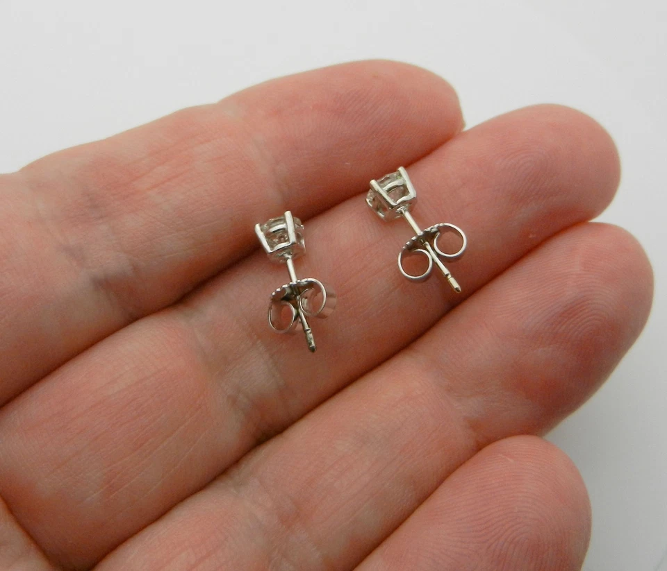 Pair of Natural Solitaire 0.50 tcw Diamond Stud Earrings in Solid 14k White Gold Foto 4 de 4