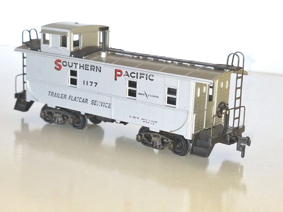 Athearn 1251 Southern Pacific Caboose Kit. Assembled. Good cond. Boxed. HO scale - Image 3 of 4