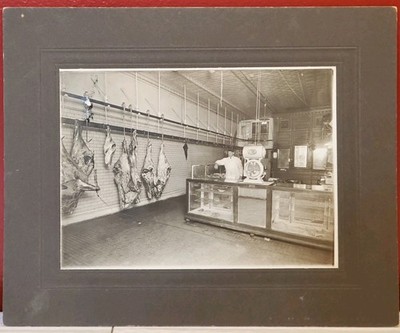 1930s Butcher Shop Photo Ohio w Butcher Store Shelves 7''x5''