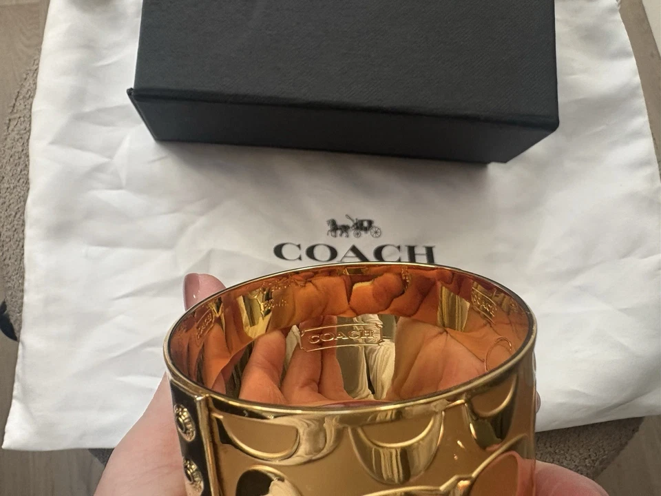 Brazalete Coach Signature C dorado extra ancho - Raro Foto 3 de 4