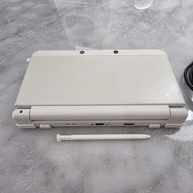 New Nintendo 3DS White Console Excellent Condition! Console Charger Tested