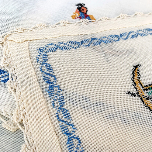2 x Cream NAPKINS - Gondolas in Venice - Hand Sewn, Hand Embroidery & Crochet - Foto 5 di 7