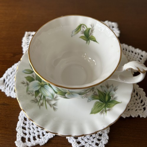 Royal Albert Trillium Bone China Teacup And Saucer England Green White Gold Trim - Picture 12 of 12