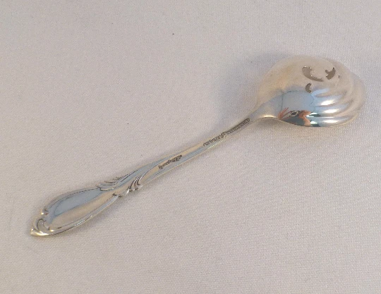 Tamiz de azúcar perforado Rhapsody nuevo de International Sterling-6" Foto 3 de 4