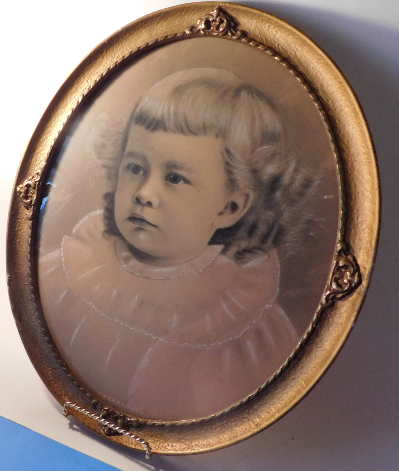 Antique Victorian Ornate Oval Picture Frame Gezzo & Wood Child Photo