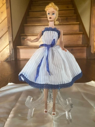 original barbie doll 1959 vintage in good condition made by Mattel 