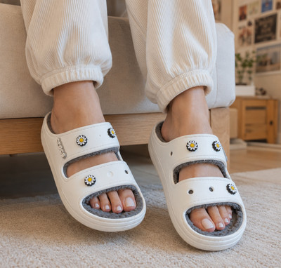 Crocs Cozzzy Slide Sandals White Fuzzy Lined Clogs Daisy Jibbitz Women s 10