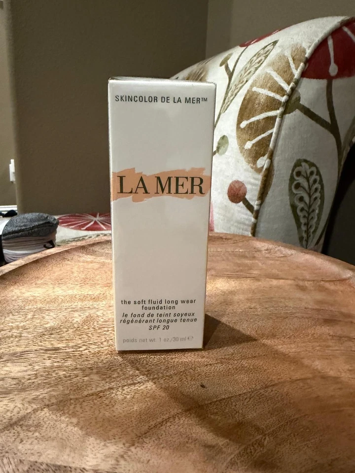 La Mer The Soft Fluid Long Wear Foundation SPF 20 – 1 oz / 30 ml - Image 3 of 4