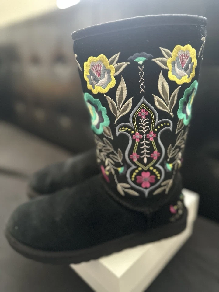 UGG Juliette Floral Bordado Negro Gamuza Mujer Talla US 7 Raro 🔥 Foto 4 de 4