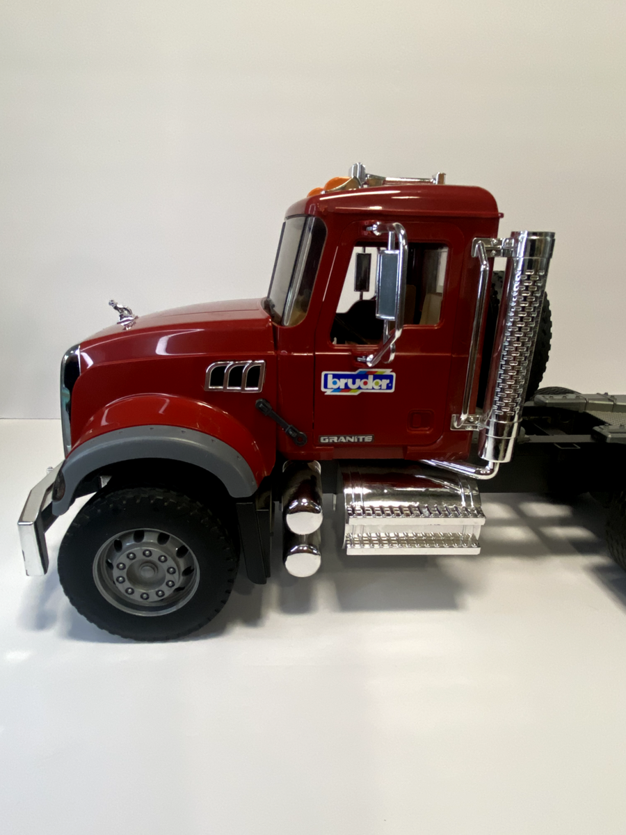 BRUDER Red Mack Granite Truck Semi Loader Tractor 1:16 2007